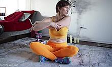 अमेचुर योगा लेसन में प्राकृतिक स्तन और बाल रहित चूत