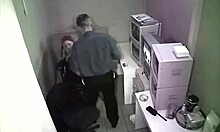 जासूसी कैमरा फुटेज: ऑफिस में अपनी गर्लफ्रेंड को चोदा