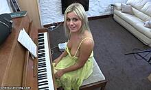 सेक्सी ब्लोंड पियानो टॉपलेस और हॉर्नी खेलना सीख रही है।