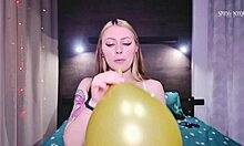 एक लड़की-नेक्स्ट-डोर ब्रूनेट गुब्बारे उड़ाकर उत्तेजित हो जाती है और मस्तुरबेट करती है।