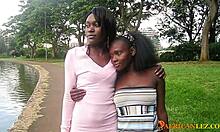 दो अफ्रीकी महिलाएं लेस्बियन सेक्स में संलग्न हैं।