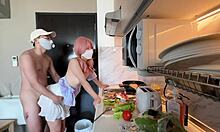 एशियाई बहन को घर में बने वीडियो में रसोई में चोदा जाता है।