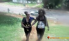 अफ्रीकी लेस्बियन प्लस-साइज़ कर्व्स के साथ अपनी प्रेमिका को घर के अंदर बने अंतरंगता के लिए आमंत्रित करती हैं।