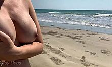 उमस भरे पति / पत्नी सार्वजनिक समुद्र तट पर नग्न होकर टहलते हुए।