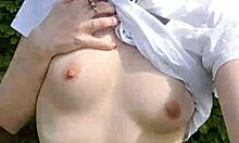 शौकिया किशोरी सार्वजनिक रूप से हस्तमैथुन और अपने छोटे स्तनों को दिखाते हुए पकड़ी गई
